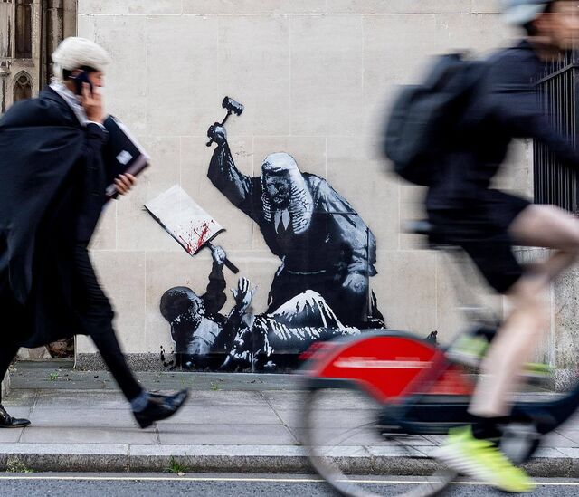 Banksy critica decisão judicial em mural perto de tribunal londrino