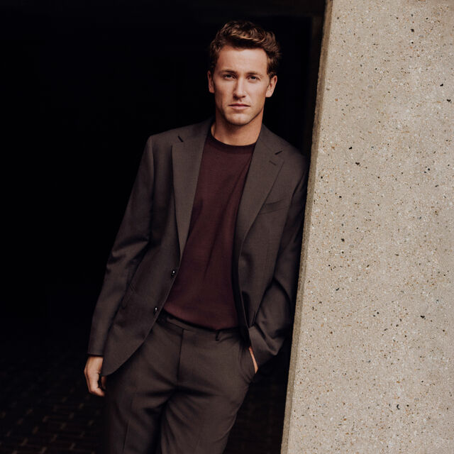 O tenista veste um fato da coleção ESSENTIALS