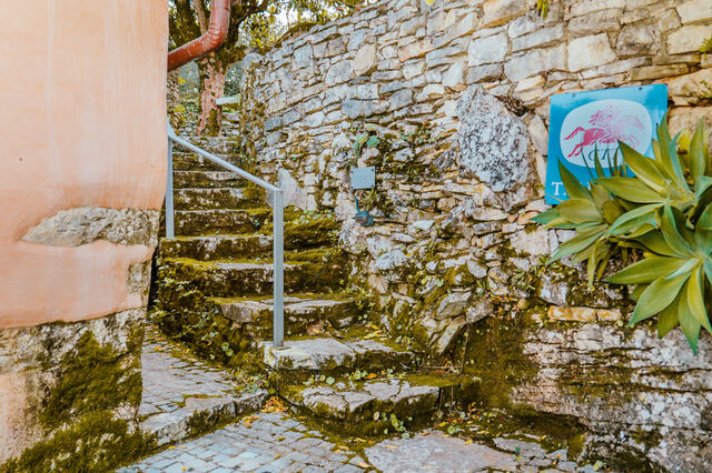 Escadaria de pedra na Villa Pedra, Pombalinho, um refúgio turístico na serra de Sicó