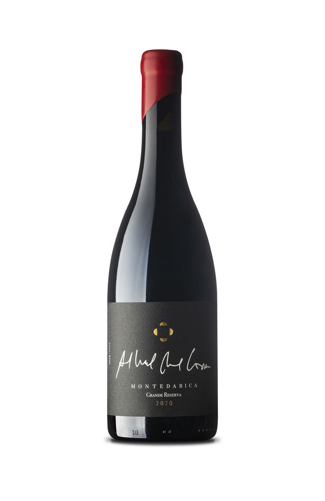 Um vinho potente, fruto de uma trilogia de castas com 33% Cabernet Sauvignon, 33% Merlot e 33% Alicante Bouschet. Forte personalidade e, ao mesmo tempo, suavidade, com taninos bem polidos. Aromas a tabaco, frutas pretas evidentes na boca, mas sem exuberância. Tudo bem polido. Atenção à temperatura de serviço: com 14 graus de álcool, corre o risco de se tornar pesado se servido acima dos 18 ºC. Um tinto de homenagem, com a curiosidade de ter envelhecido em carvalho francês e americano. Este último confere-lhe um toque de madeira mais evidente. Preço: 45 euros