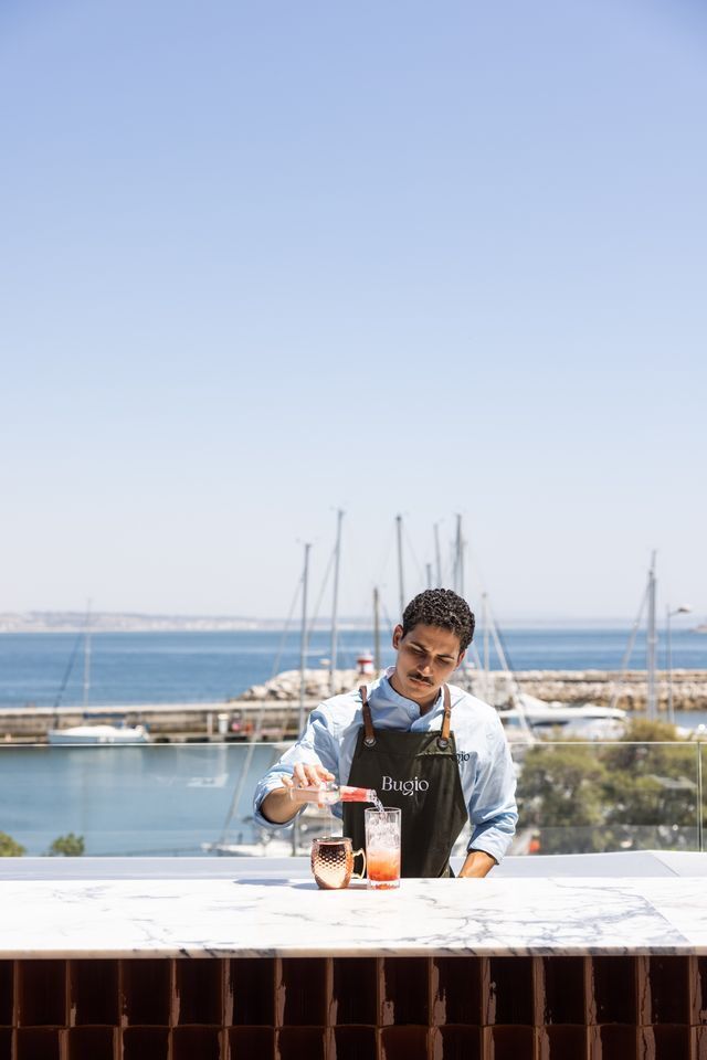 A vista para o mar convida a relaxar e a pedir mais um spritz