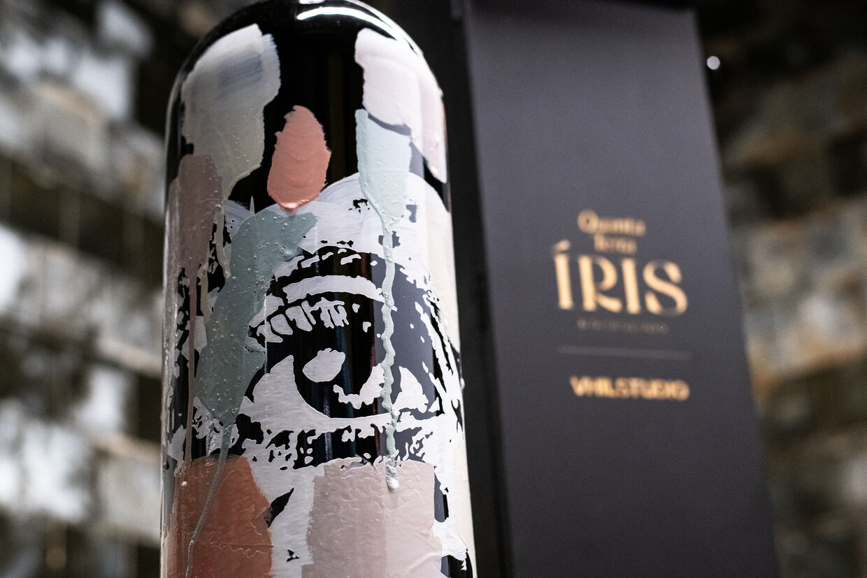 Vhils e Quanta Terra promovem leilão solidário com garrafa de vinho única intervencionada