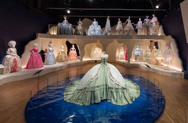 Joias e vestidos de Marie Antoinette em exposição em Londres