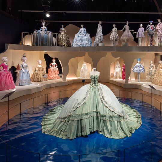 Joias e vestidos de Marie Antoinette em exposição em Londres