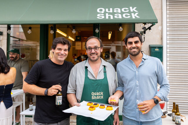 Chef Rodrigo Castelo com João Seabra e Nuno Pimenta na inauguração do Quack Shack