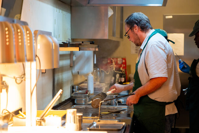 Chef Rodrigo Castelo na cozinha do Quack Shack
