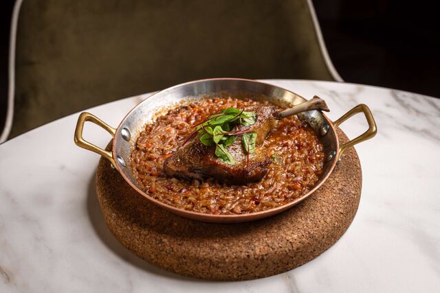 Prato Perna de Pato confit com arroz de enchidos