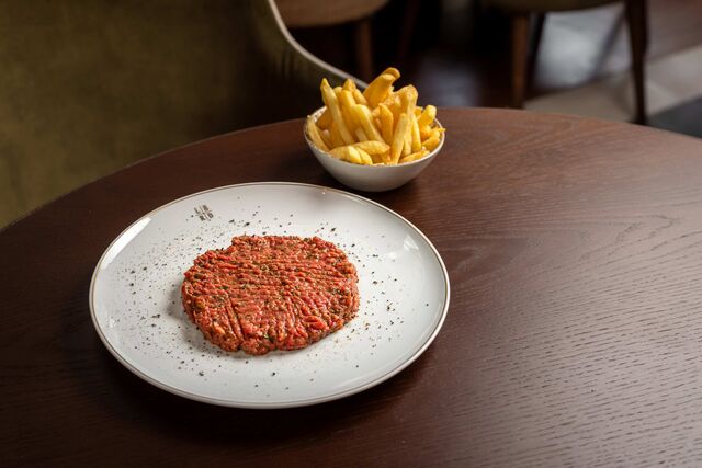 Pratos terminados à mesa na Cervejaria Liberdade - Bife Tártaro