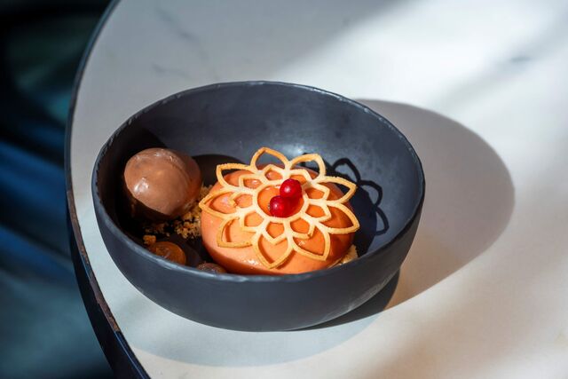SoMos Restaurant & Lounge tem Texturas de morango, duo de citrinos, gelado de chocolate e hortelã
