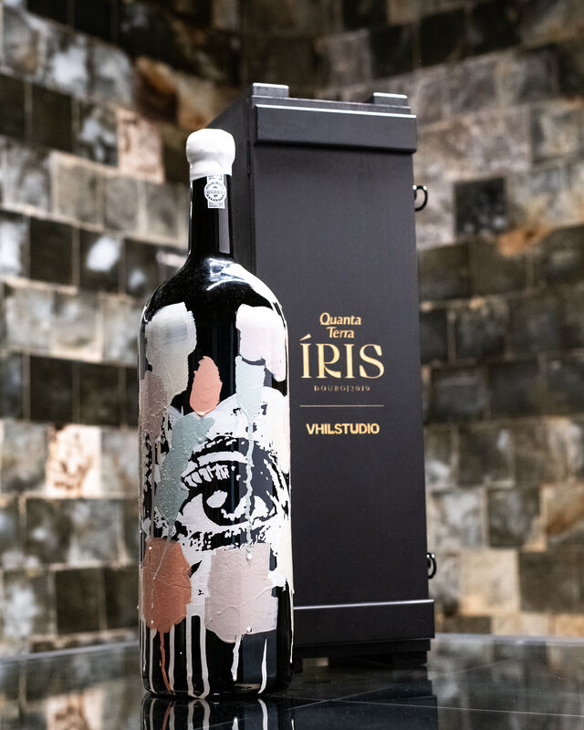Vhils cria garrafa de vinho Íris, Douro 2019, para leilão solidário com a Quanta Terra.
