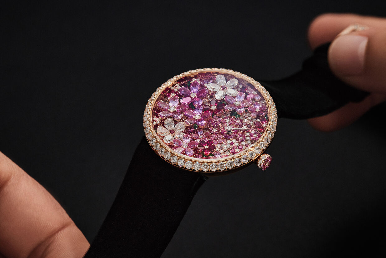 Relógio Dior com mostrador floral em tons de rosa e detalhes brilhantes