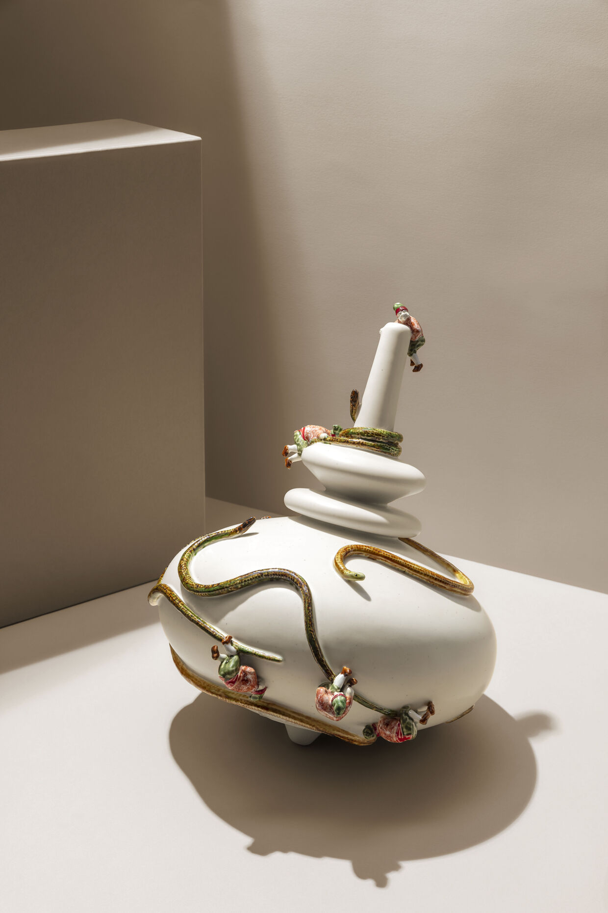 Rodopio. Um peão em faiança criado por Bordallo Pinheiro com Joana Astolfi