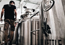 “Fazemos uma cerveja de alfaiate”. Os segredos da Dois Corvos