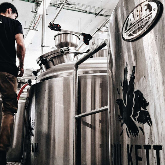 “Fazemos uma cerveja de alfaiate”. Os segredos da Dois Corvos