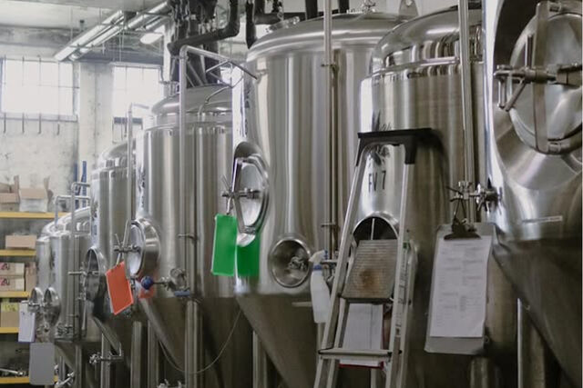 O estagio em cubas de inox é a etapa final do processo de fabrico. Mesmo que ainda possa passar pelas barricas de madeira