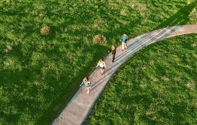 Caminhada em Santa Cruz Nature House: relaxamento ativo no campo junto ao mar
