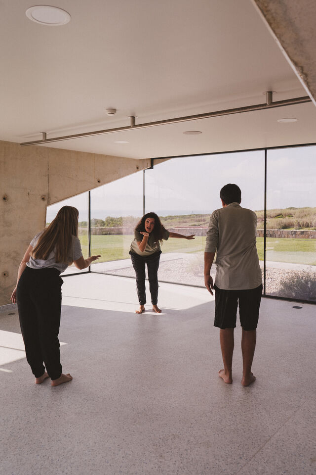 Pessoas praticam movimento consciente na Nature House, perto da Praia de Santa Cruz