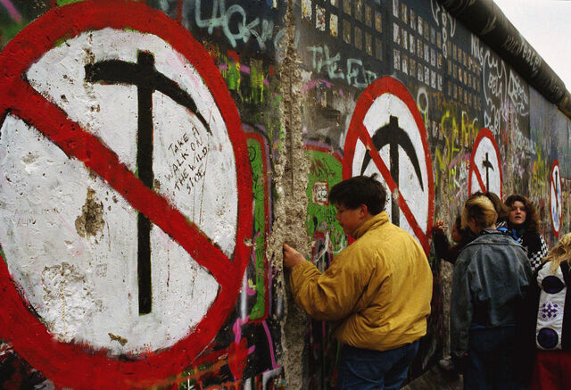 Pessoas visitam o Muro de Berlim, um símbolo da divisão da Alemanha durante a Guerra Fria