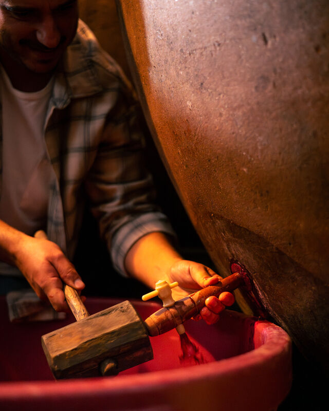 João Enteiriço, a abrir uma talha para a prova do vinho de talha