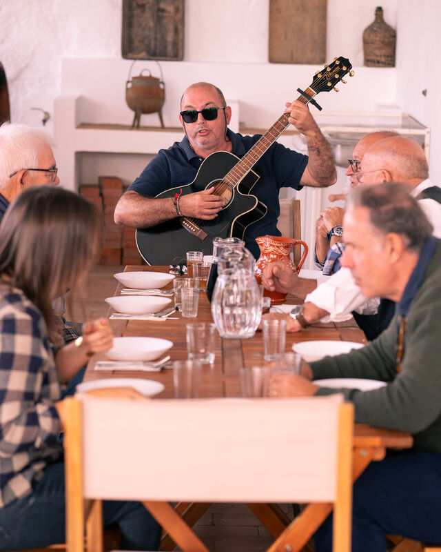 Almoço com vinho de talha em Vila de Frades, Alentejo, tradição e convívio