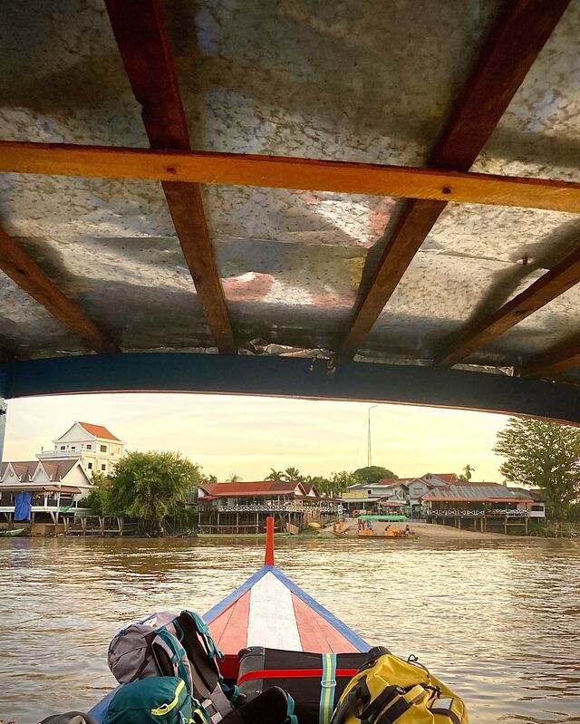 Viagem de barco no Laos com vista para o rio Mekong