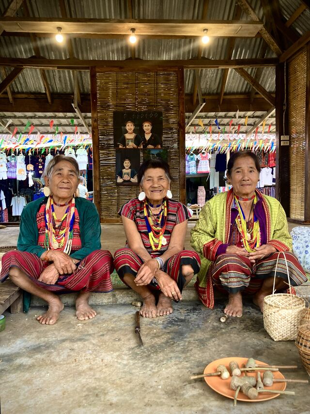 Mulheres locais em trajes tradicionais exibem cultura autêntica no Laos