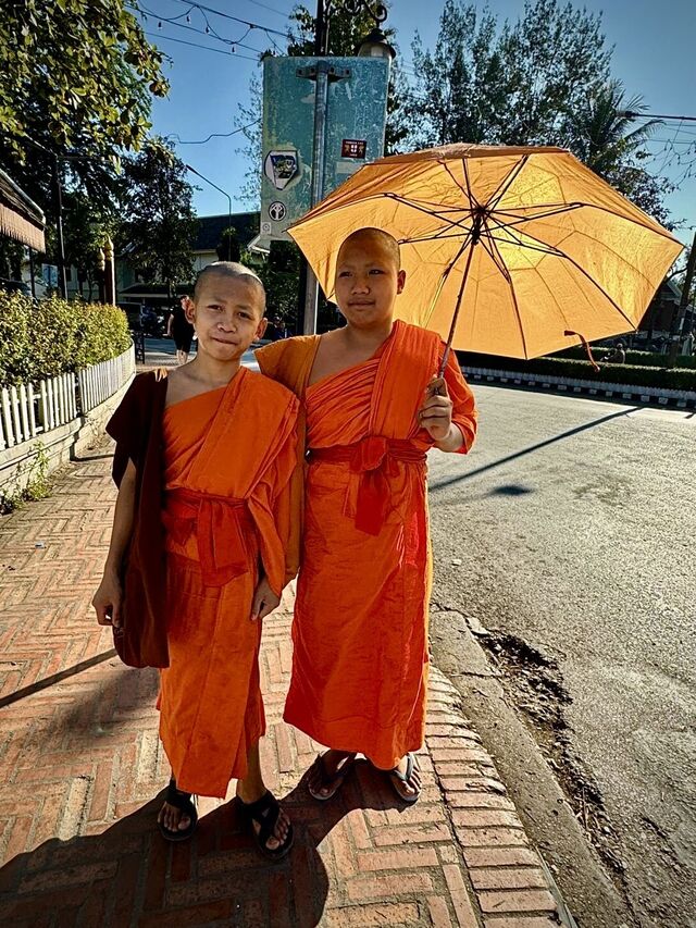 Monges budistas em Luang Prabang, um lugar de espiritualidade e serenidade no Laos