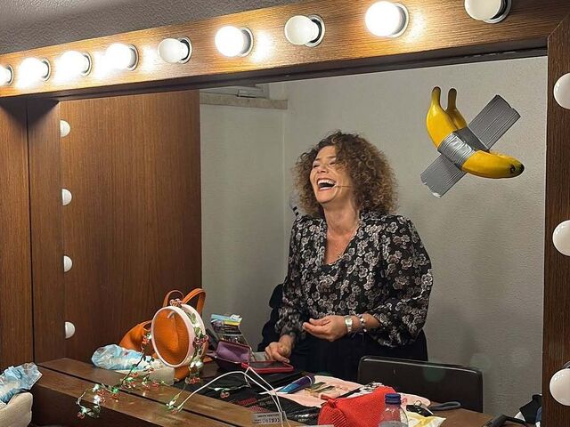 Fotografia de Ana Brito e Cunha num camarim antes de entrar em palco