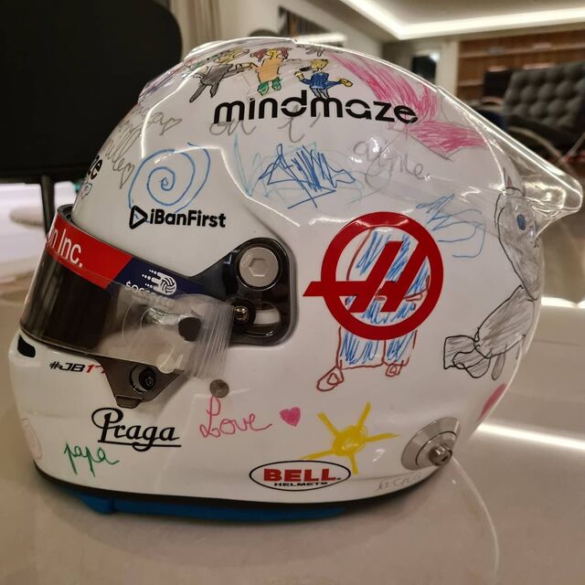 Um capacete de piloto da Fórmula 1 com desenhos 