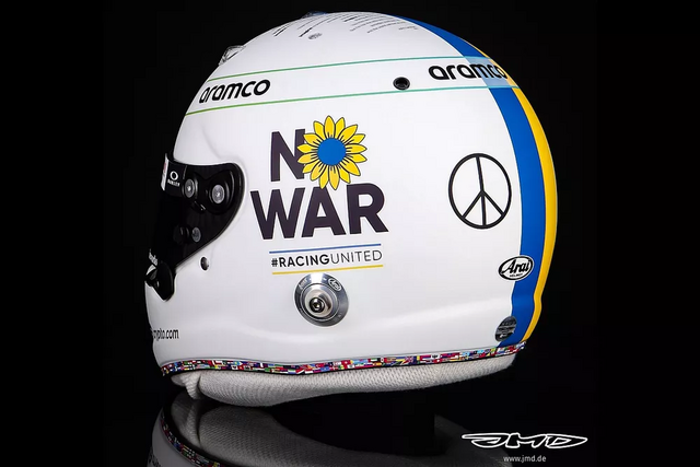 Vettel usa capacete "No War" em solidariedade com a Ucrânia