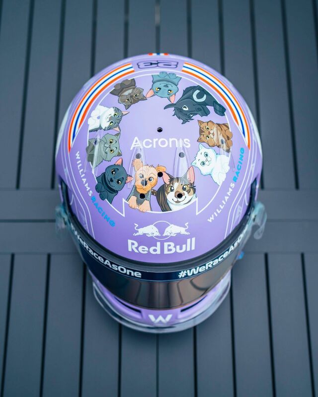 Capacete personalizado com algo pessoal do piloto 