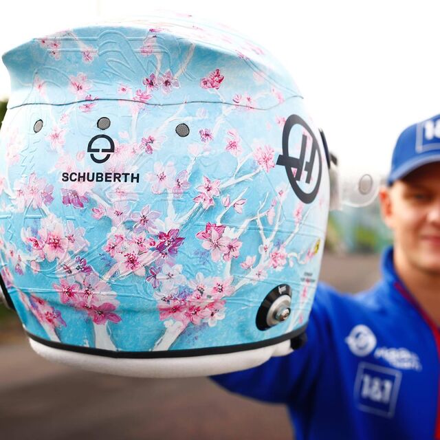 Mick Schumacher usa capacete com flores de cerejeira, símbolo temático do Japão