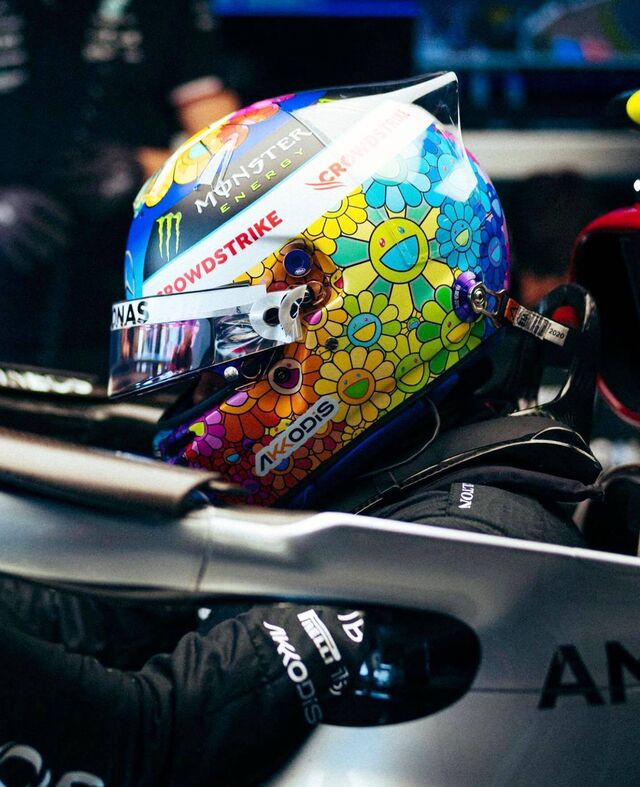 Lewis Hamilton usa capacete de Takashi Murakami no GP do Japão 2022