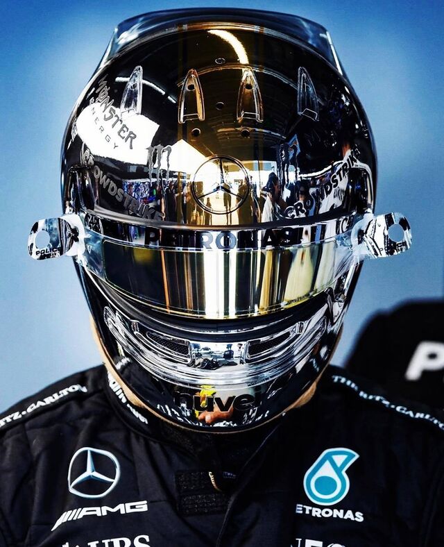 Capacete cromado de Lewis Hamilton para o GP do Japão 2023
