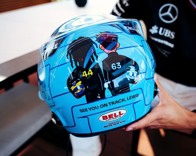 Um capacete que celebra a parceria de Hamilton e Russel na Mercedes