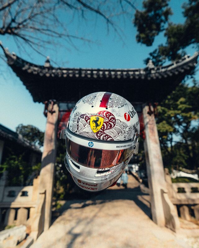 Novo capacete de Charles Leclerc no GP da China de 2025