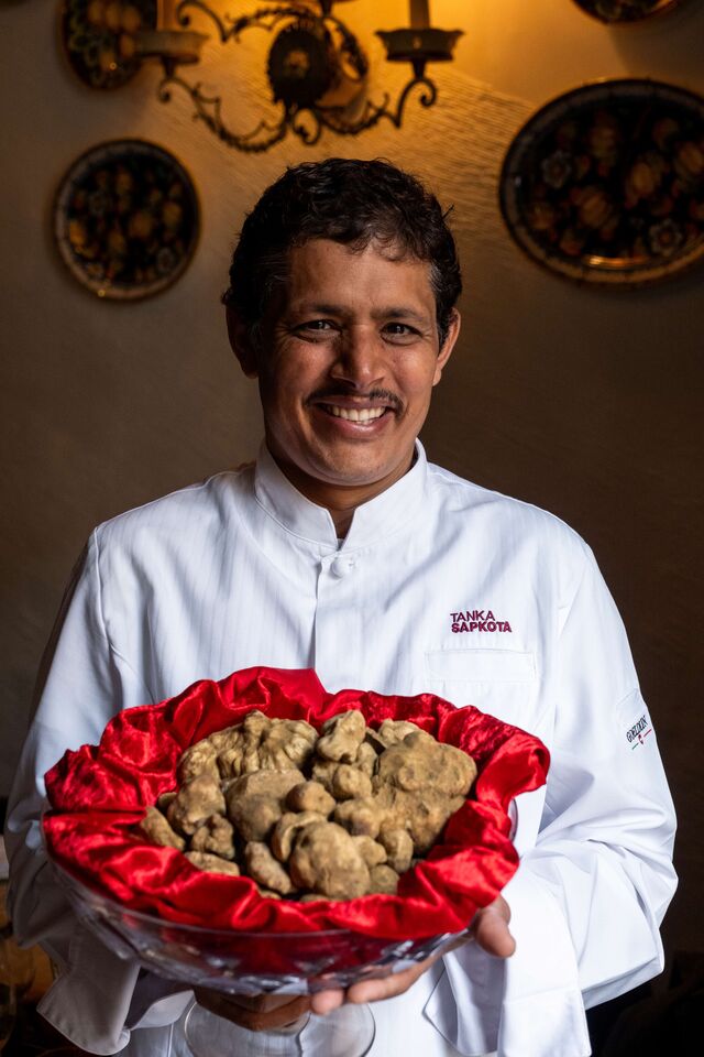 Chef Tanka Sapkota apresenta menu de trufas brancas de Alba no Come Prima