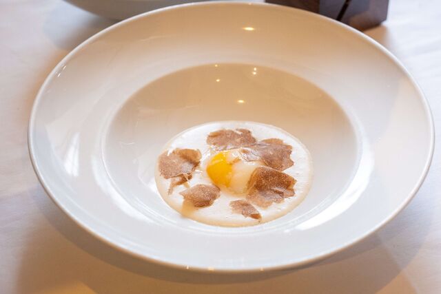 Trufas brancas de Alba destacam-se no menu do Come Prima, com o chef Tanka Sapkota a liderar a experiência