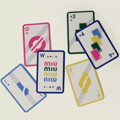 'Vai buscar 4, querida': o UNO está mais chique este Natal