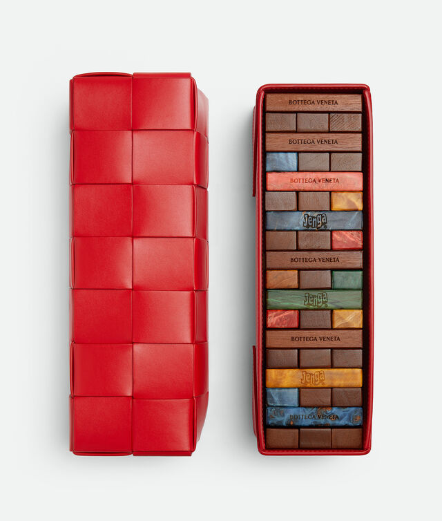 Bottega Veneta eleva o Jenga a um novo nível de luxo.
