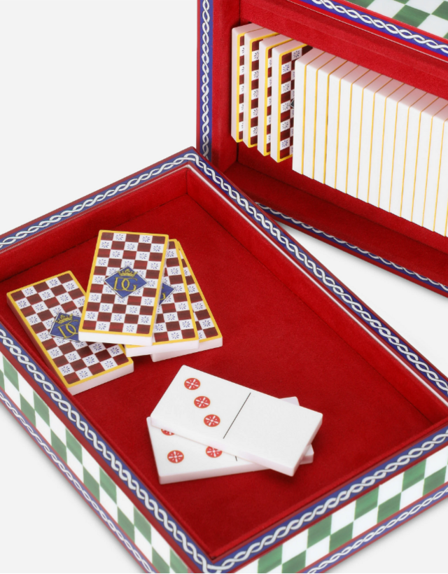 Jogos de cartas e dominó X Miu Miu são alternativa de luxo para o Natal