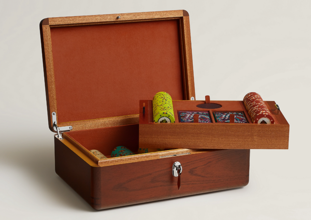 Jogos de cartas e fichas de marcas de luxo tornam-se peças de coleção