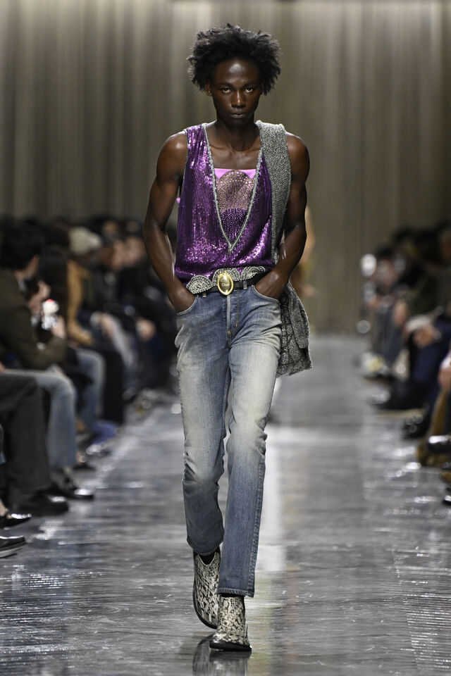 Jonathan Anderson apresenta coleção na semana de moda masculina em Paris