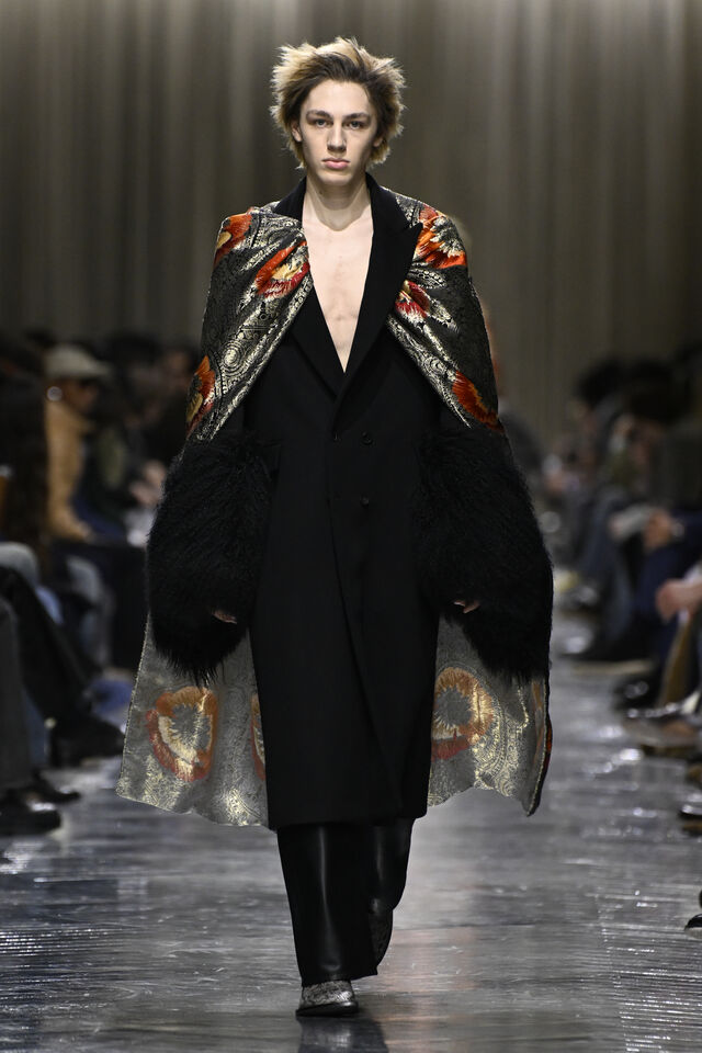 Jonathan Anderson anima a moda masculina em Paris com criações originais