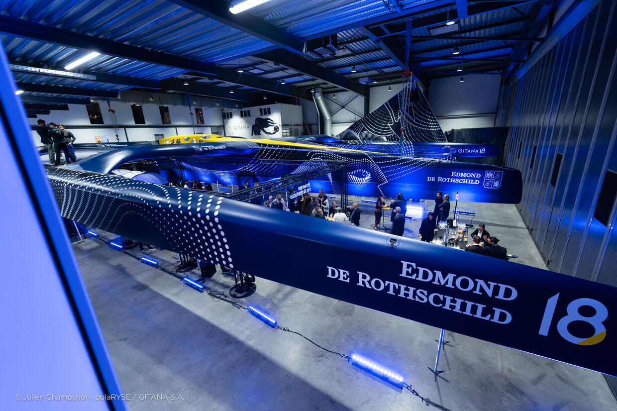 Gitana 18, o mega-trimarã de Edmond de Rothschild, lançado em Lorient