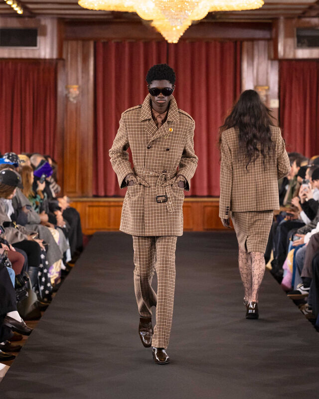 Desfile apresenta casacos e fatos aos quadrados com óculos de sol