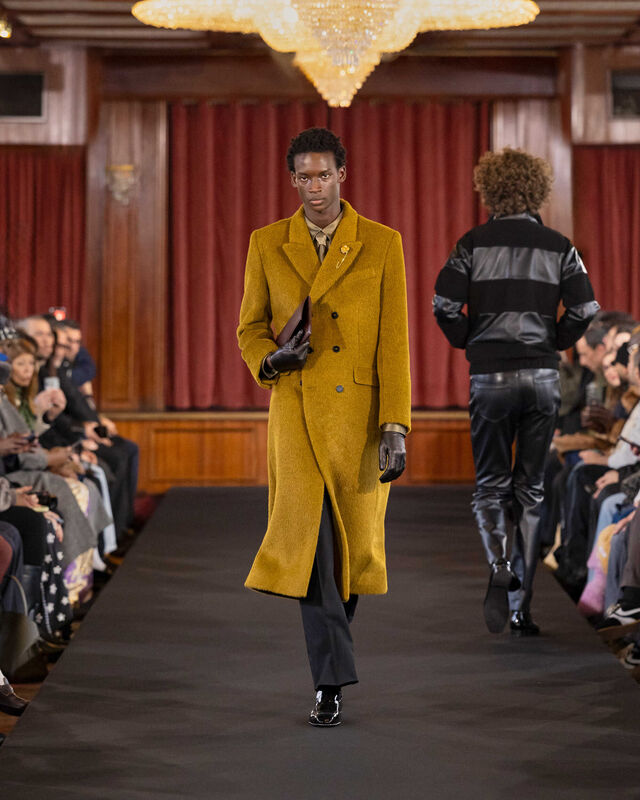 Desfile de moda apresenta modelos com casacos e jaquetas modernas na passerelle