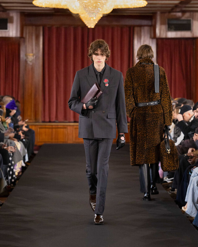 Desfile de moda apresenta modelos com visuais distintos e elegantes