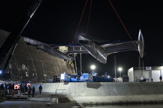 O trimaran Gitana 18 é lançado em Lorient, após apresentação em dezembro