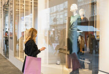 Há mais estrangeiros a fazer compras em Portugal, mas estão a gastar menos 